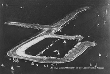 847754 Luchtfoto van het kunstmatige eiland ‘Meent’ in de Loosdrechtse Plassen, voorzijde van een visitekaart ...